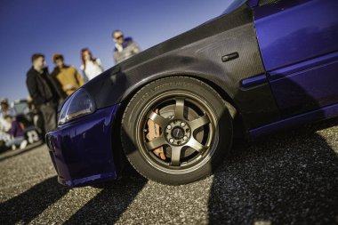 Imola, İtalya 01 Ocak 2026: Karbon fiber çamurluk, sonraki pazar tekerlekleri ve turuncu fren kalibreleri gibi özel yapım parçaları sergiliyor.