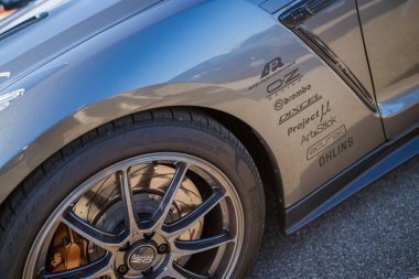 Imola, İtalya 01 Ocak 2026: Nissan gt-r yarış sponsoru çıkartmalı spor araba ve yüksek performanslı piyasa parçaları, çamurluk ve tekerlek yakın çekim