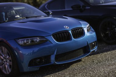 Imola, İtalya 01 Ocak 2026: Mavi BMW yüksek performanslı spor araba güneş ışığı altında açık havada park edilmiş, agresif ön tasarımı ve lüks detaylarıyla sergileniyor.