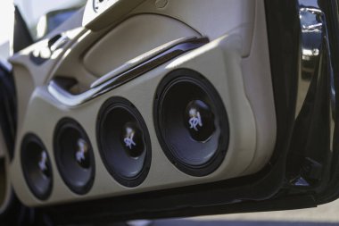 Imola, İtalya 01 Ocak 2026: Müzik severler ve akort edilmiş araçlar için güçlü, yüksek kaliteli ses ve kalın bas sunan özel araba kapısı hoparlörü