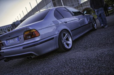 Imola, İtalya 01 Ocak 2026, gümüş bmw e39 5 seri sedan. Piyasa sonrası alaşımlı tekerlekleri ve akort edilmiş egzozu açık araba buluşmasında asfalt üzerine park edilmiş, şık ve sportif.