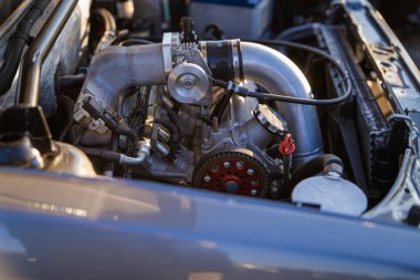 Imola, İtalya 01 Ocak 2026: güçlü turboşarjlı motor ve özel bileşenleri gösteren otomotiv motoru bölümü, performans ayarlama ve otomotiv güncellemelerini gösteriyor