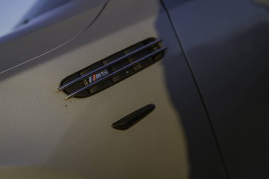 Imola, İtalya 01 Ocak 2026: bmw m serisi araba çamurluk menfezi performans amblemi ve tasarım detaylarını sergiliyor, lüks otomotiv mühendisliğini vurguluyor