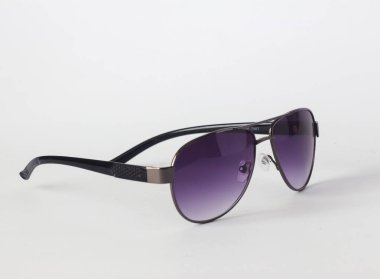 Beyaz arka planda klasik güneş gözlüğü. Ayrı nesne.