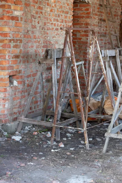 İnşaatın ilk aşamalarında evleri olan kısmen inşa edilmiş konut alanları