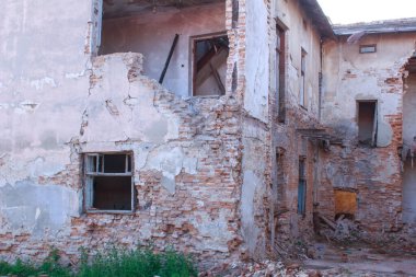 Bu görüntü, harap olmuş bir binada çürümenin ve terk edilmenin ham özünü yakalar. Parçalanmış tuğla duvarlar, açıkta kalmış iç kısımlar ve dağınık enkazlar ihmalkarlık ve zamanın geçişi hakkında bir hikaye anlatıyor.