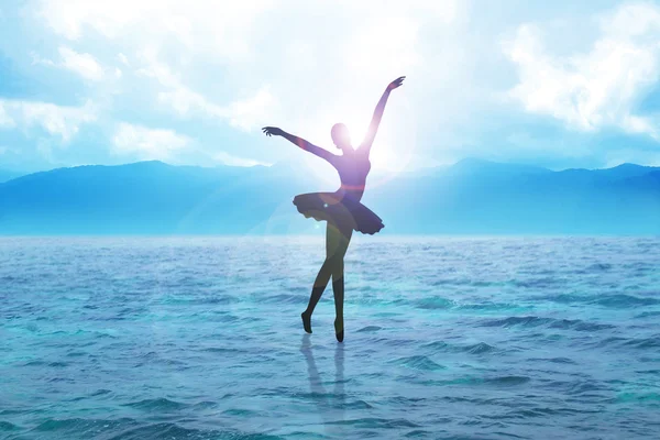Silueta ilustración de una bailarina bailando sobre el agua — Foto de Stock