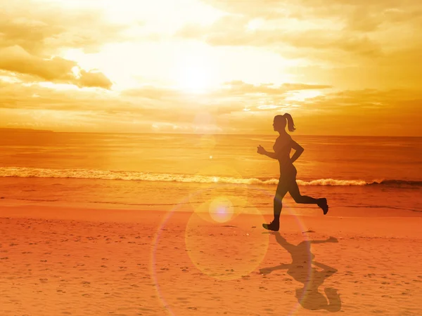 Mulher correndo sozinha no belo pôr do sol na praia — Fotografia de Stock