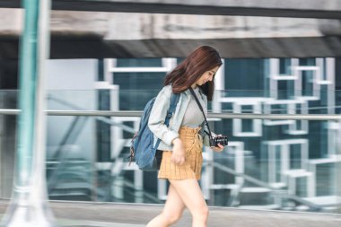 Sokakta koşan genç Asyalı kadın turistin soyut hareketi bulanıklaştı.