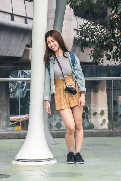 Portrait Young Asian Woman Tourist Leaning Pole Outdoors Urban Travel — Stock Photo, Image