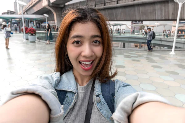 Young Attractive Asian Woman Tourist Taking Photo Selfie Urban City — Stock Photo, Image