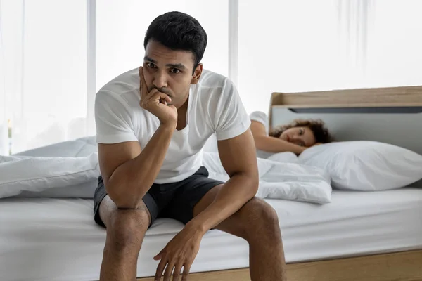 Agacé Jeune Homme Déprimé Assis Sur Bord Lit Contre Femme Photo De Stock