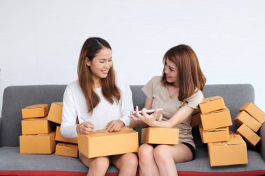 Genç Asyalı kadın girişimci evde çalışıyor. Çevrimiçi pazarlama, girişimin başlangıcı, paketleme ve dağıtım.