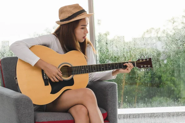 Mutlu Asyalı Kadın Oturma Odasında Akustik Gitar Çalıyor Müzik Aşığı — Stok fotoğraf
