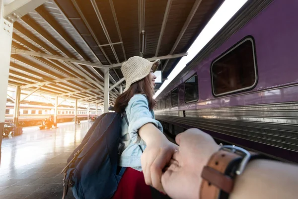 Amor Jovem Mulher Asiática Segurando Mãos Namorado Segui Estação Trem — Fotografia de Stock