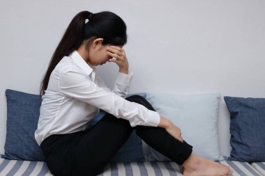 İşsiz genç Asyalı iş kadını ağır depresyondan muzdarip. Başarısızlık ve işten çıkarma kavramı.