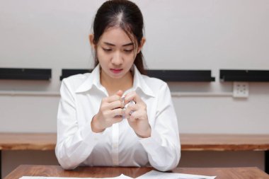 İş yerindeki sorunlardan endişe duyan, stresli, Asyalı genç iş kadınının ellerine odaklan. İş kadını panik içinde