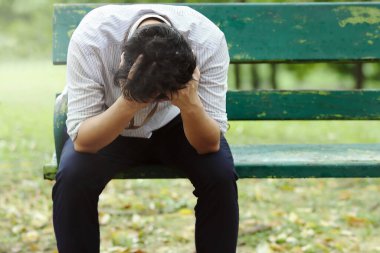 Asyalı genç iş adamının ağır depresyon yüzünden yedek kulübesinde oturduğunu söyledi. İşsizlik ve işten çıkarma kavramı.