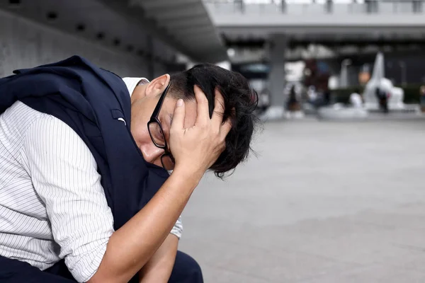Şsiz Stresli Genç Asyalı Bir Ofis Dışında Elleri Yüzlerinde Başarısızlık — Stok fotoğraf