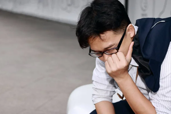 Arbeitslose Gestresste Junge Asiaten Die Vor Dem Büro Hand Hand — Stockfoto