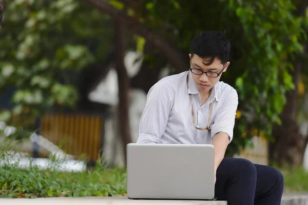 Pebisnis Muda Asia Yang Percaya Diri Memakai Laptop Untuk Pekerjaannya — Stok Foto