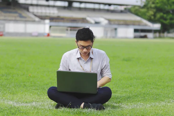 Seorang Pebisnis Muda Asia Yang Percaya Diri Memakai Laptop Untuk — Stok Foto