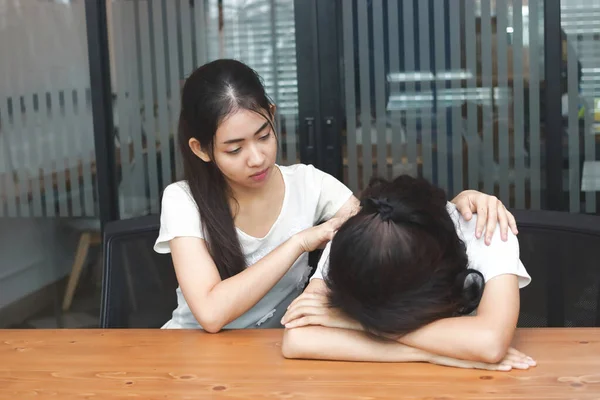 Mulher Asiática Reconfortante Para Triste Amigo Deprimido Jovem Mulher Consolando Fotografias De Stock Royalty-Free