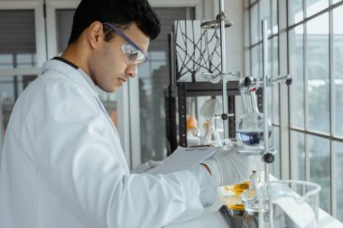 Modern laboratuvarda çalışan bilim adamı araştırmacısı. Bilim ve sağlık hizmetleri kavramı.