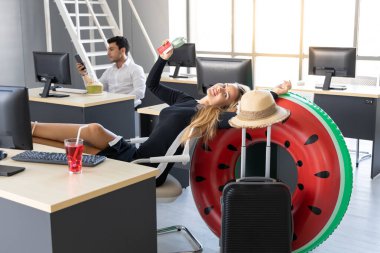 İş yerinde pasaportu olan rahat bir iş kadını. Yaz tatilleri konsepti.