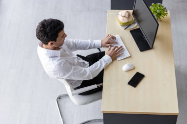 İş yerinde çalışan yakışıklı genç iş adamının hava görüşü.