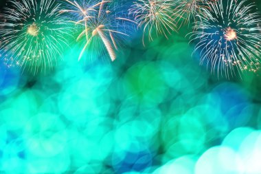 Renkli havai fişekler ve yılbaşında fotokopi alanı ile bulanık ışık. Soyut arka plan tatil kavramı.