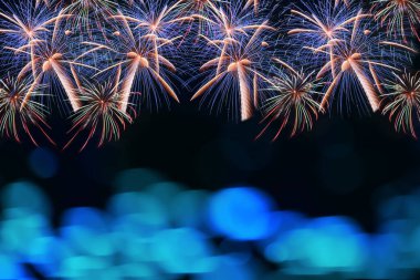 Renkli havai fişekler ve yılbaşında fotokopi alanı ile bulanık ışık. Soyut arka plan tatil kavramı.