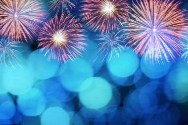 Renkli havai fişekler ve yılbaşında fotokopi alanı ile bulanık ışık. Soyut arka plan tatil kavramı.