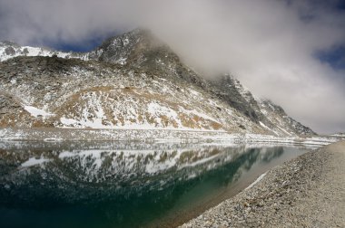 Gölde yüksek Alpler