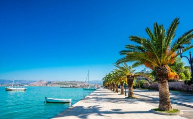 Yunanistan 'ın Nafplio limanında Sabah Güneşinde Güzel Gezinti Alanı 