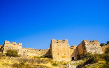 Antik Korint, Moreloponnese, Yunanistan arkeolojik sahasının üzerinde Akrokorint kalesi