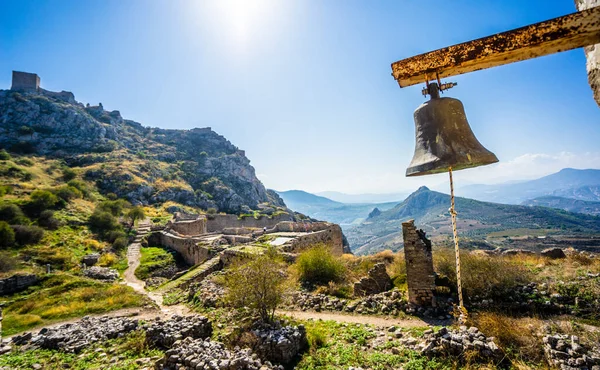 Acrocorinth, Bell at Upper Corinth fortress, the acropolis of ancient Corinth - Peloponnes Greece — Stock fotografie