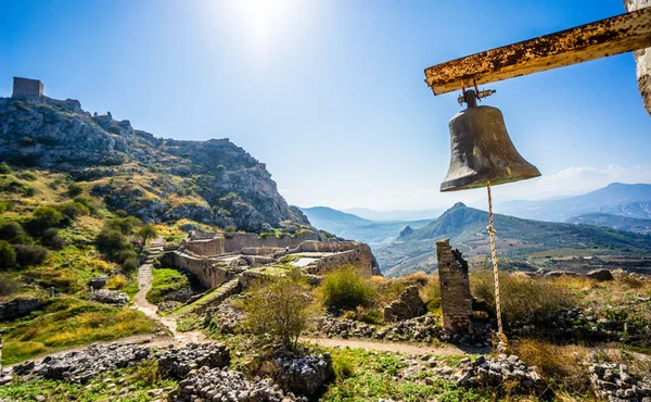 Akrokorinth, Yukarı Korint kalesinde çan, Antik Korint akropolü - Mora Yunanistan — Stok fotoğraf