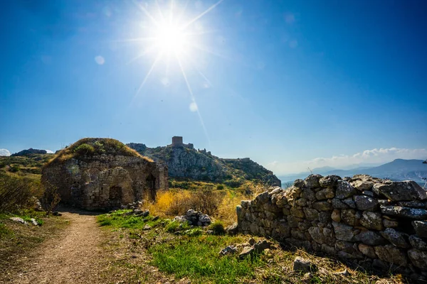 Acrocorinth, Felső-Korinthoszi erőd, az ókori Korinthosz akropolisza - Peloponnes Görögország — Stock Fotó