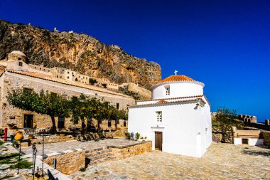 Yunanistan 'ın Mora kentindeki Panagia Chrysafitissa kilisesi ile Monemvasia Caddesi Panoraması
