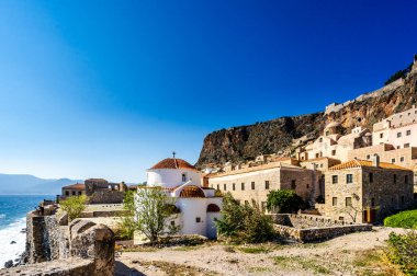 Yunanistan 'ın Mora kentindeki Panagia Chrysafitissa kilisesi ile Monemvasia Caddesi Panoraması