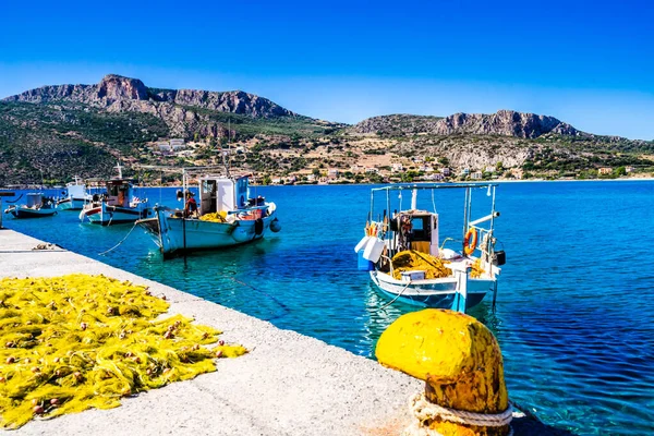 Bateaux de pêche dans le port de Plitra, Péloponnèse, Grèce — Photo