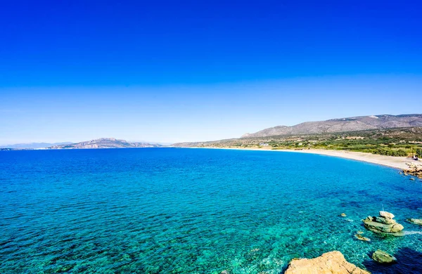 Agua turquesa y playa blanca en el pueblo Plitra en Lakonia, Peloponeso Grecia — Foto de Stock