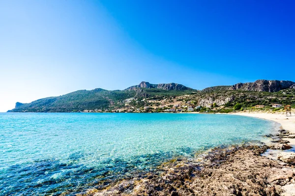 Turkoois water en wit strand van het dorp Plitra in Lakonia, Peloponnesos Griekenland — Stockfoto