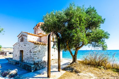 Ortodoks Kilisesi manzarası Agia Varvara Skoutari sahilinde, Mora Yunanistan