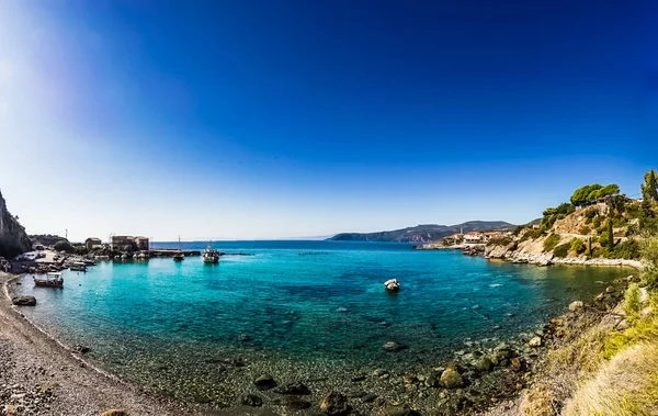 Beautifoul playa en la bahía de la ciudad de Kardamyli ciudad, Peloponeso Grecia — Foto de Stock
