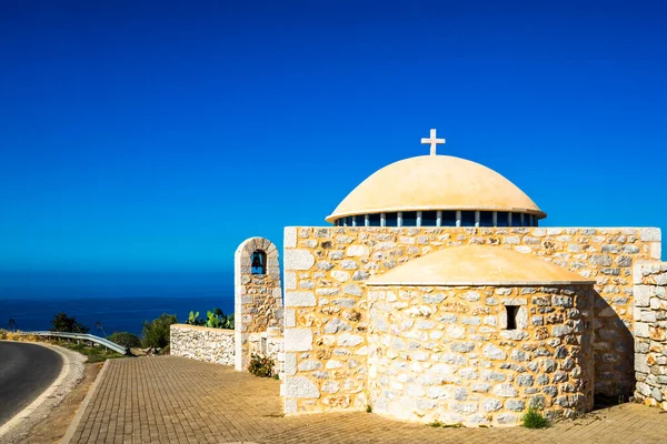Malebná kaple na ulici do vesnice Limeni s čistými vodami, Mani, Peloponés, Řecko — Stock fotografie