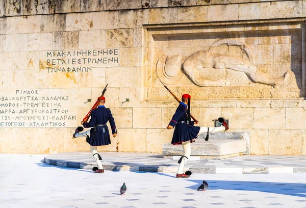 Athènes 30 octobre 2019 : Garde d'honneur à la tombe athénienne d'un soldat inconnu, Athènes Grèce — Photo