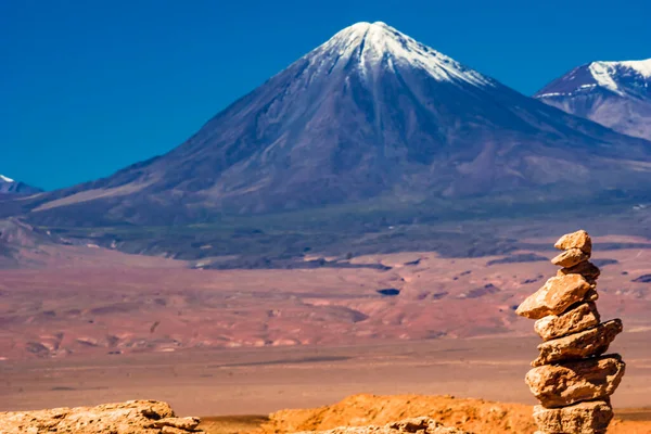 Kivet friont tulivuoren Licancabur, Moon Valley, Atacama autiomaa, Chile — kuvapankkivalokuva