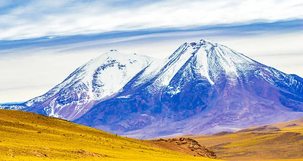 Вулканы Ликанкабура и Юрики на границе Боливии и Чили — стоковое фото